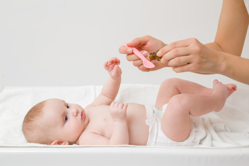 Probiotika bei Kindern - Mutter gibt Baby Probiotika-Tropfen