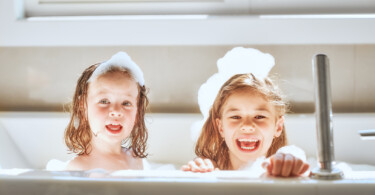 Badespaß für Kinder - Schaumparty in der Wanne