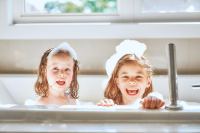 Badespaß für Kinder - Schaumparty in der Wanne