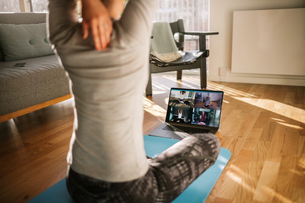Fitnessgeräte für zu Hause -Yoga per Video
