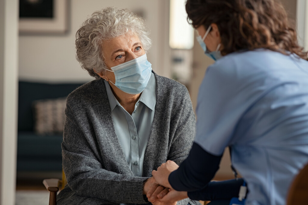 Flächendesinfektion - Krankenpflege einer Seniorin