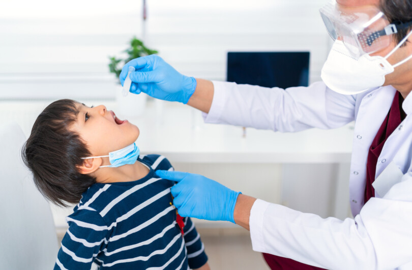 Corona-Test bei Kindern - Junge beim PCR-Test