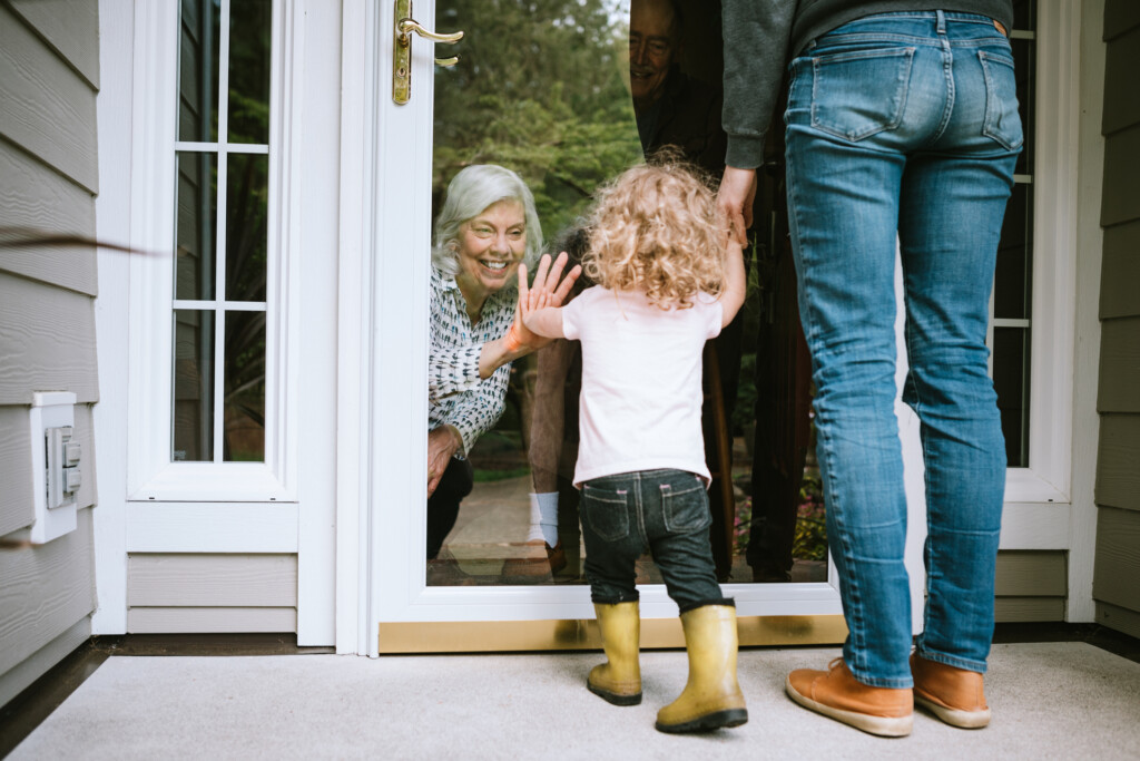 "Fenstergespräch" mit Seniorin und Enkelkind