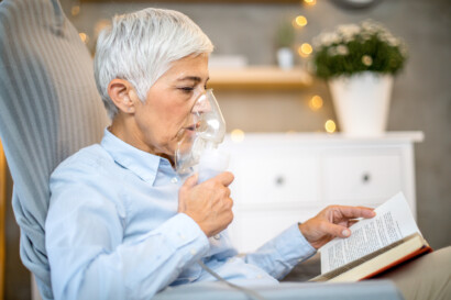 Inhalationsgeräte für die Lokaltherapie bei Atemwegserkrankungen - Frau mit Inhalationsgerät