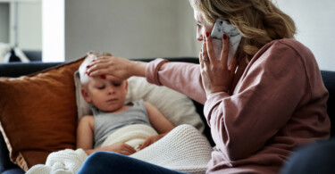 Magen-Darm-Erkrankungen bei Kindern - Mutter ruft Arzt an, weil Kind krank