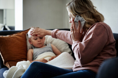 Magen-Darm-Erkrankungen bei Kindern - Mutter ruft Arzt an, weil Kind krank