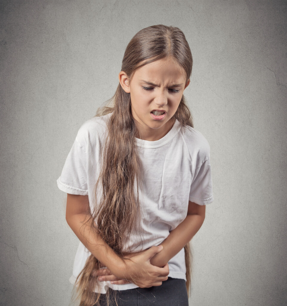 Magen-Darm-Erkrankungen bei Kindern - Mädchen hat Bauchschmerzen